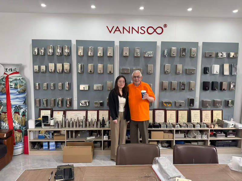 VANNSOO在广交会后迎来首位海外客户来访。
